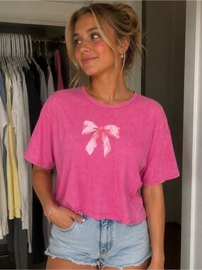 Hot pink bow 🎀 tshirt